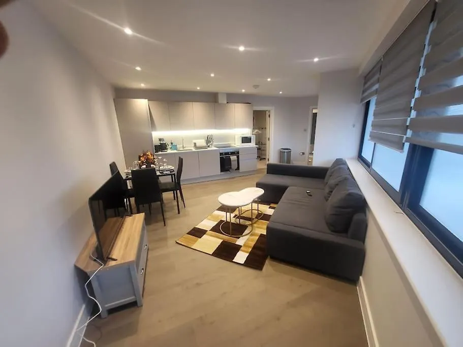 Entire Reigate Apartment Hosted By Pius 0*,