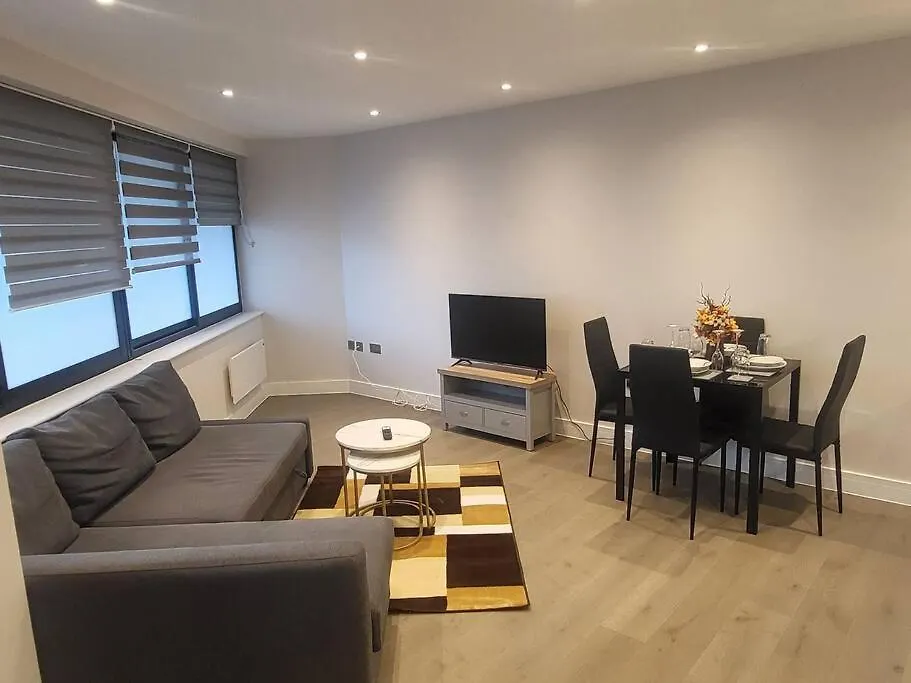 Entire Reigate Apartment Hosted By Pius 0*,  United Kingdom
